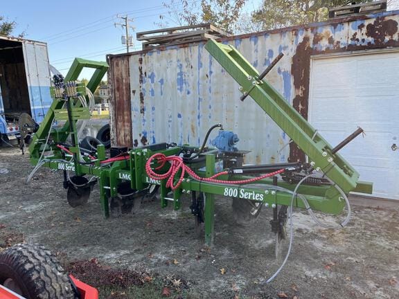 2023 LMC 800 Series Equipment Image0