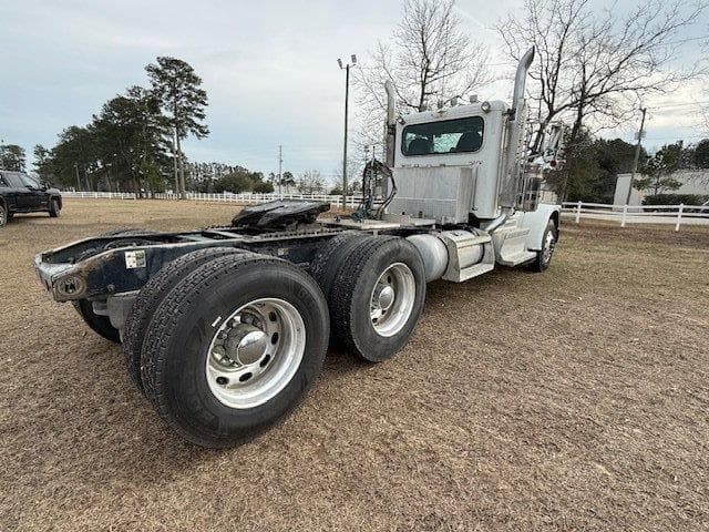 Image of Peterbilt 389 equipment image 4