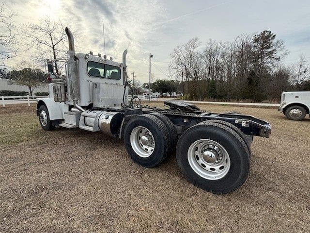 Image of Peterbilt 389 equipment image 2