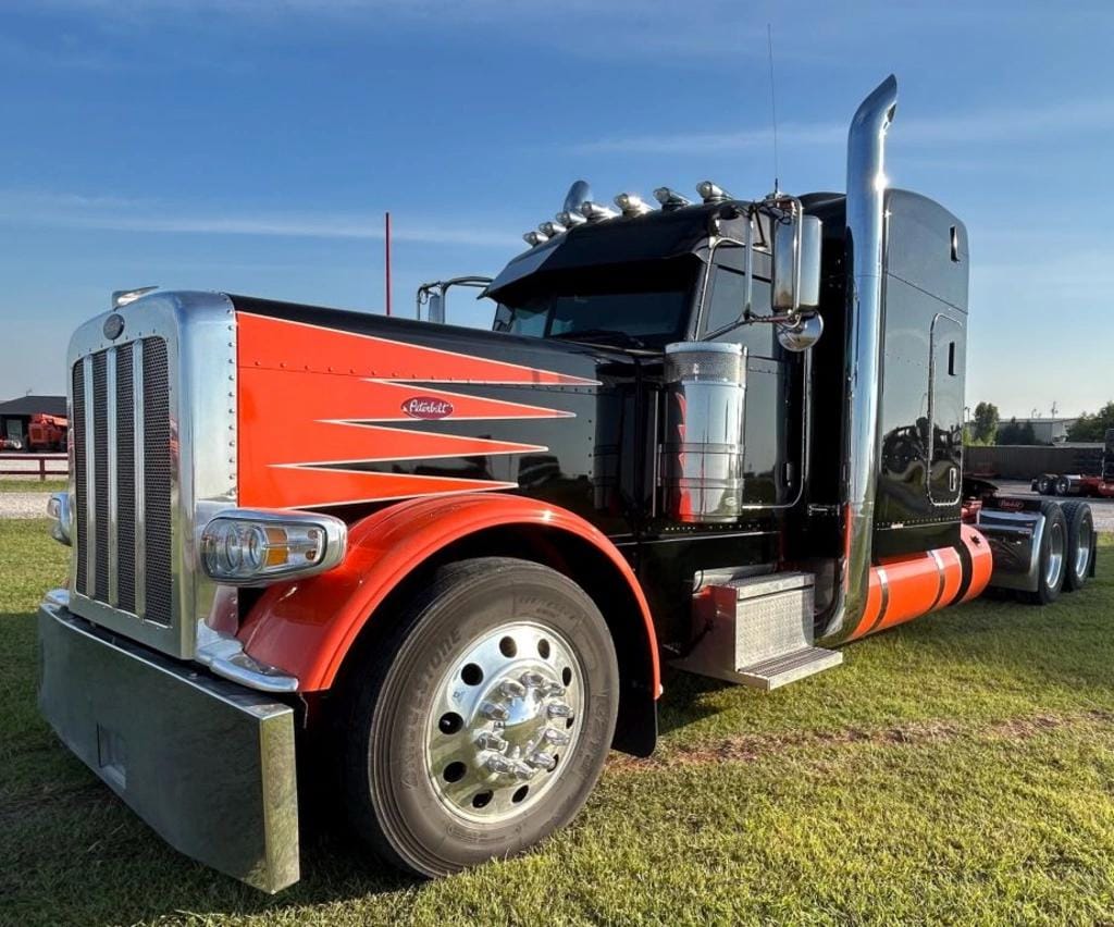 Main image Peterbilt 389