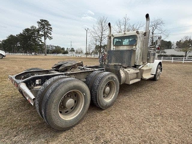 Image of Peterbilt 389 equipment image 4