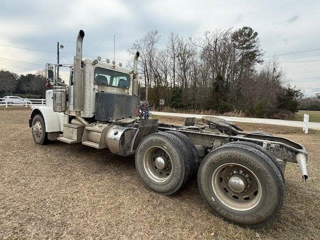 Image of Peterbilt 389 equipment image 2