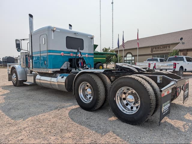 Image of Peterbilt 389 equipment image 1