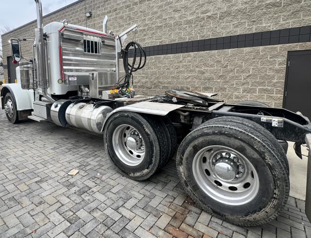 Image of Peterbilt 389 equipment image 1