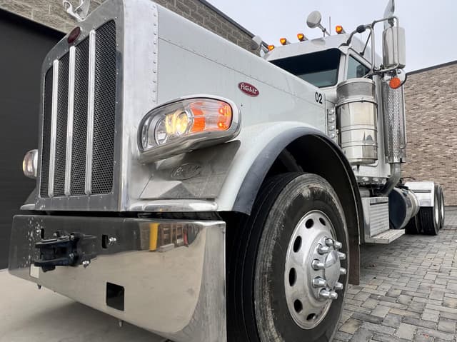 Image of Peterbilt 389 equipment image 4