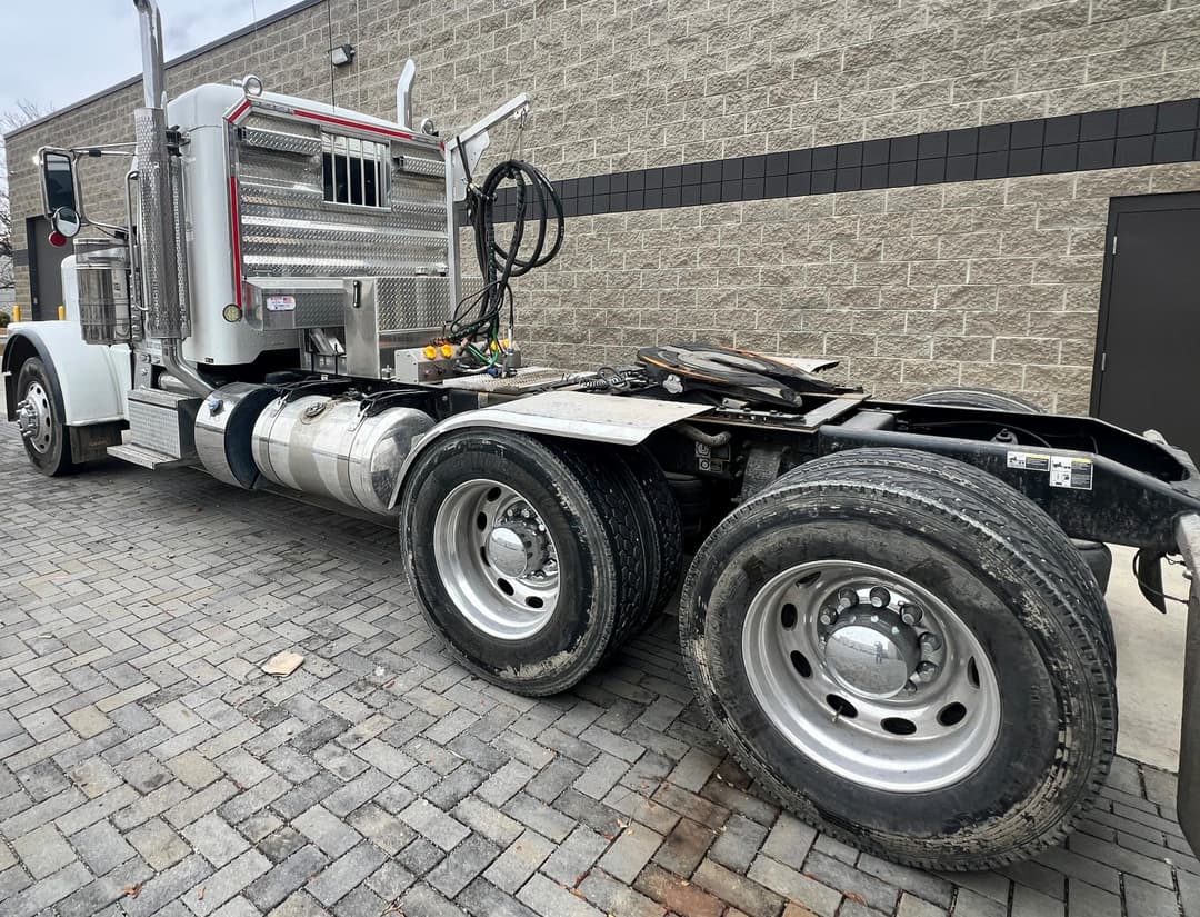 Image of Peterbilt 389 Primary image