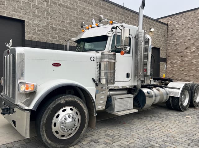 Image of Peterbilt 389 equipment image 3