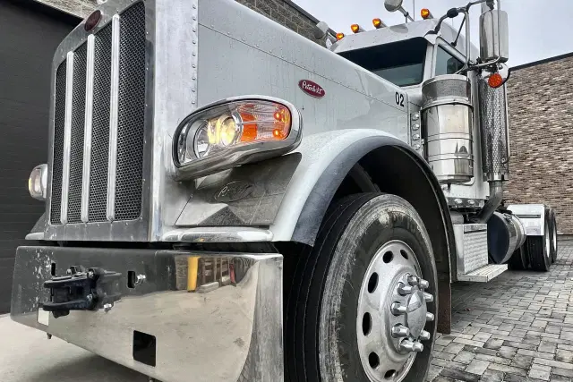 Image of Peterbilt 389 equipment image 4