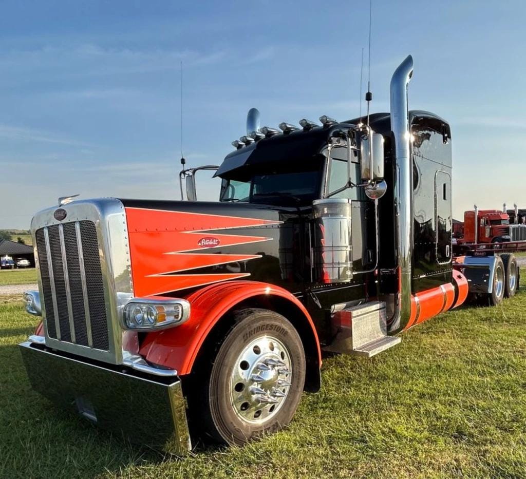 Main image Peterbilt 389