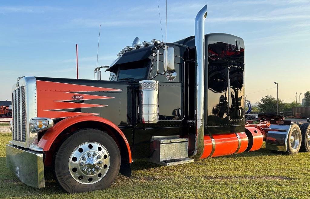 Main image Peterbilt 389