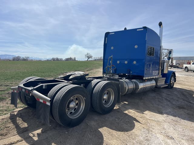 Image of Peterbilt 389 equipment image 4