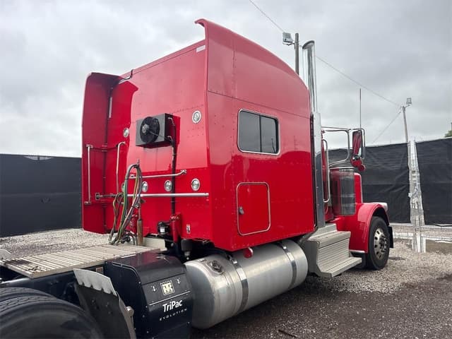 Image of Peterbilt 389 equipment image 3