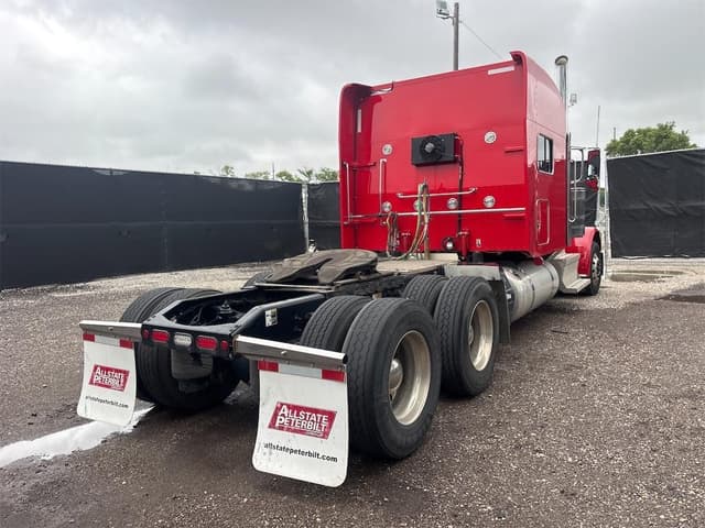 Image of Peterbilt 389 equipment image 4