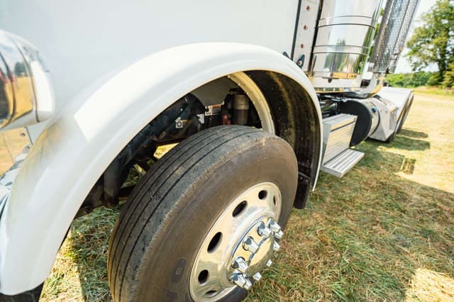 Image of Peterbilt 389 equipment image 3