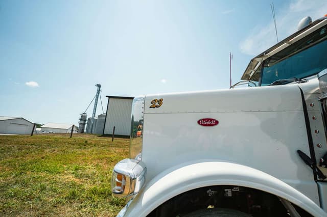 Image of Peterbilt 389 equipment image 1