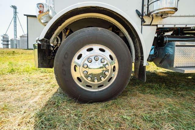 Image of Peterbilt 389 equipment image 2