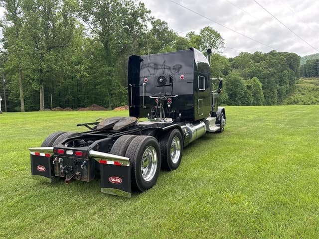 Image of Peterbilt 389 equipment image 4