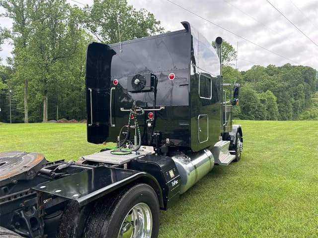 Image of Peterbilt 389 equipment image 3