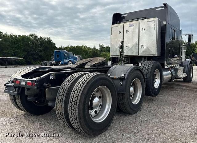 Image of Peterbilt 389 equipment image 4