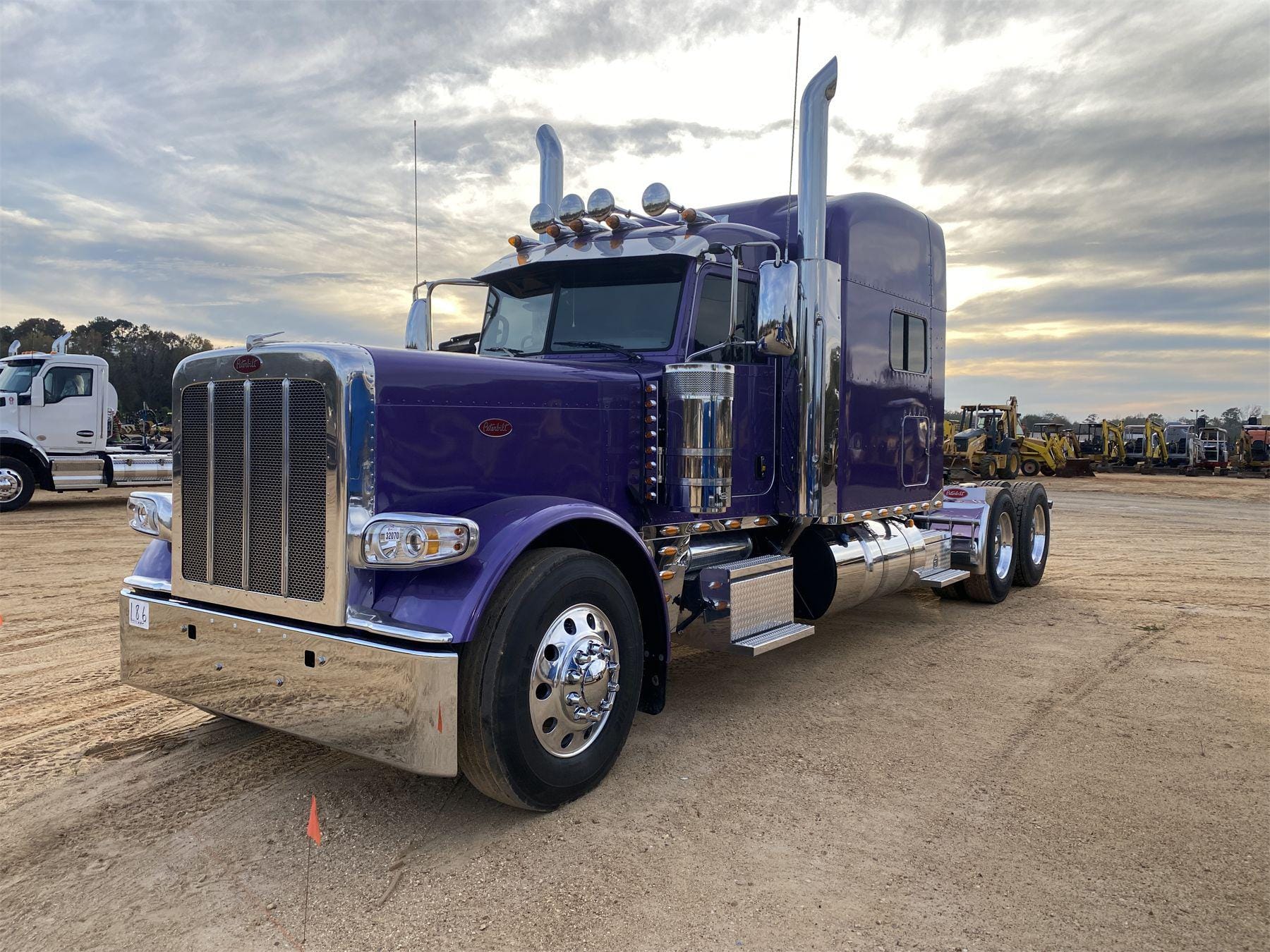 Main image Peterbilt 389