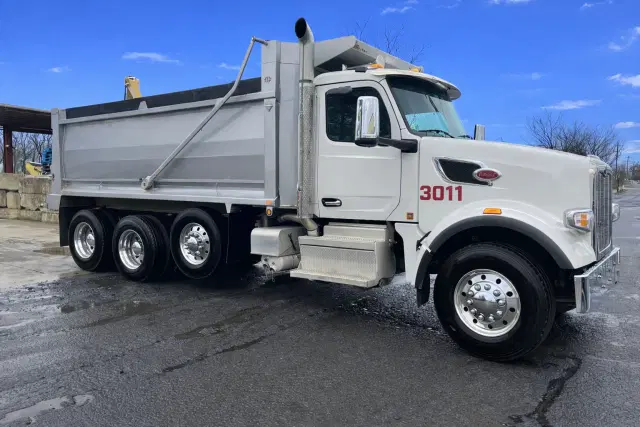 Image of Peterbilt 567 equipment image 4
