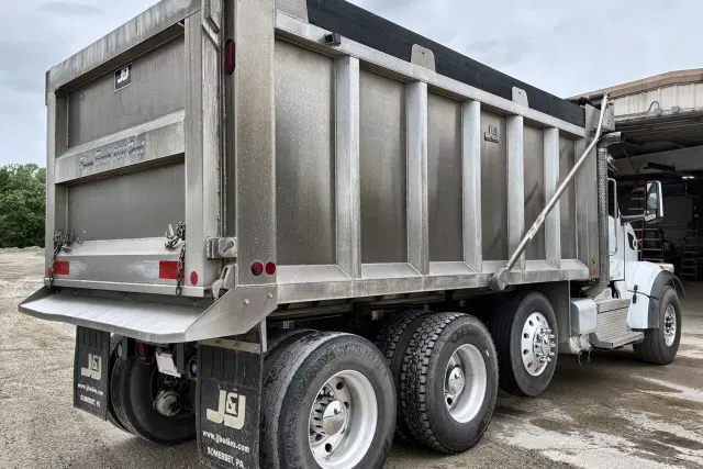Image of Peterbilt 567 equipment image 4