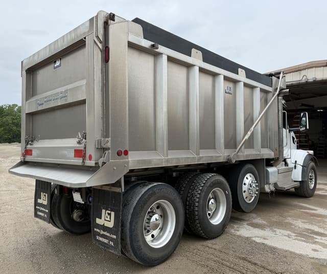 Image of Peterbilt 567 equipment image 4