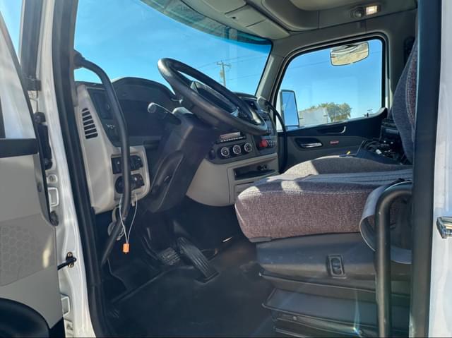 Image of Peterbilt 567 equipment image 4