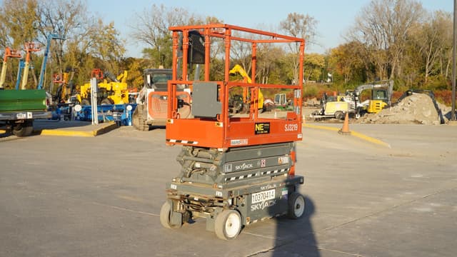 Image of Sky Jack SJ3219 equipment image 2