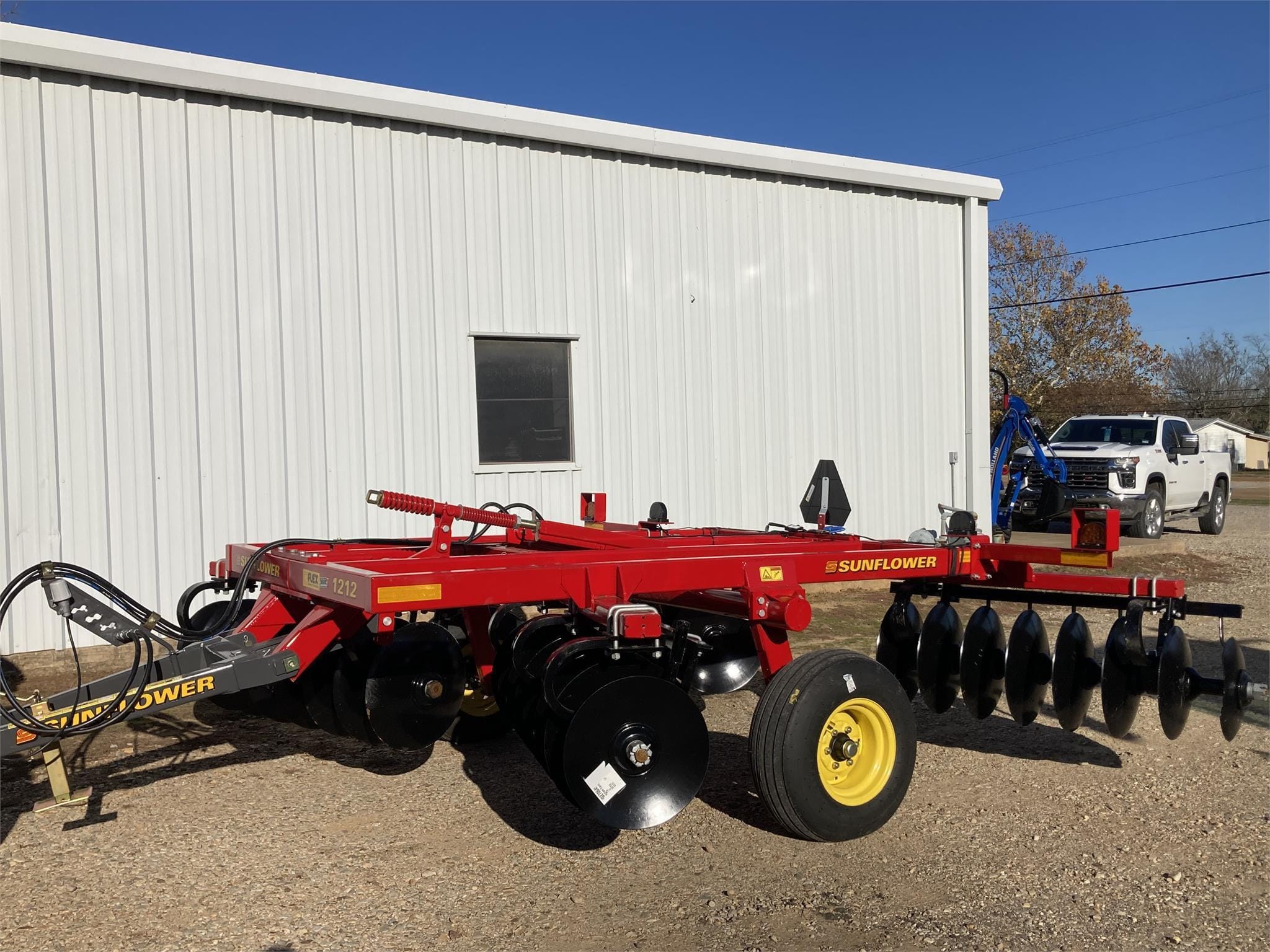 2023 Sunflower 1212 Equipment Image0