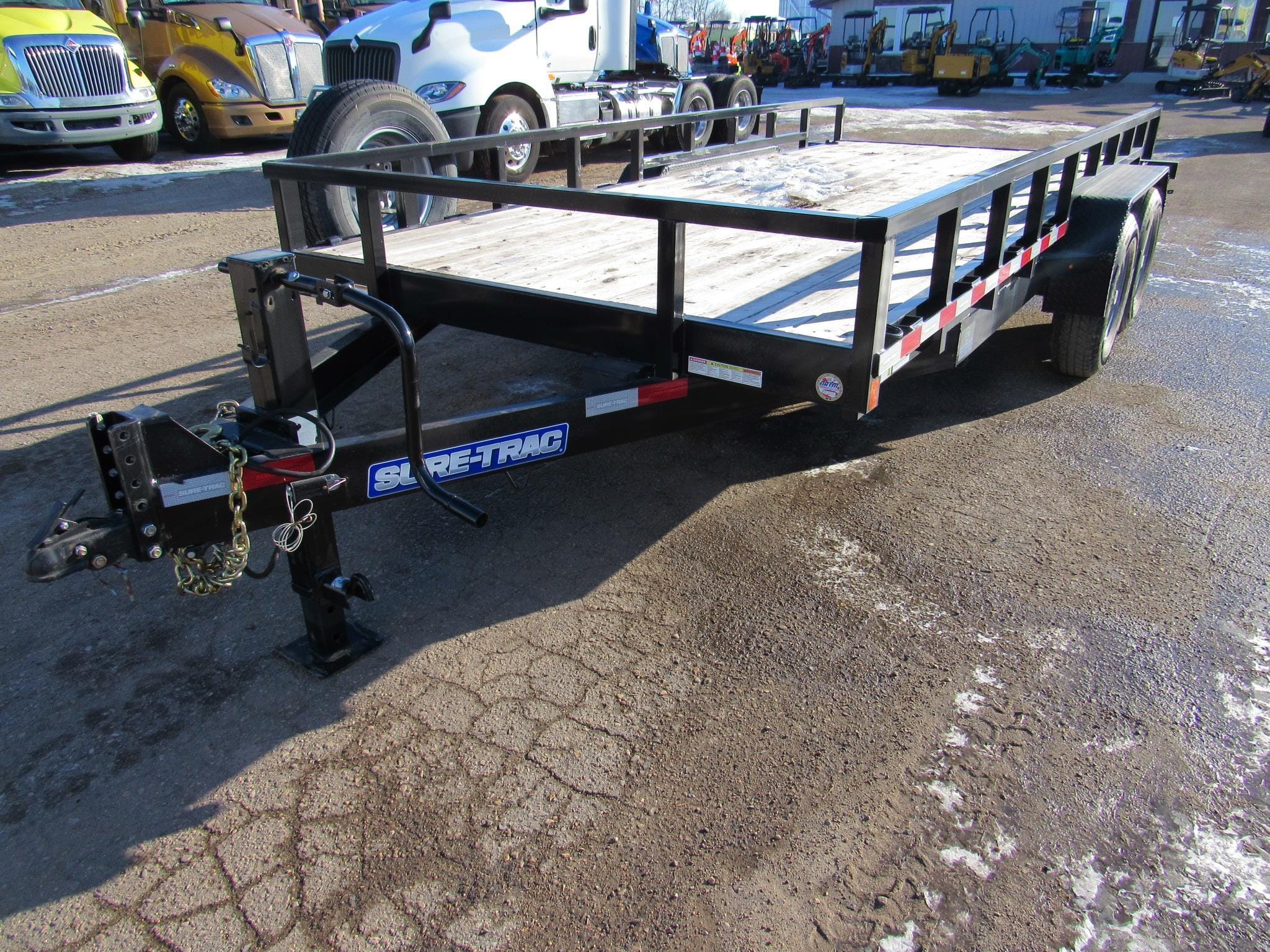 2023 SureTrac ST8216ETFD-B-140 Equipment Image0