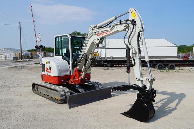 Image of Takeuchi TB350R equipment image 2