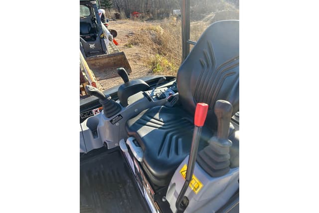 Image of Kubota U27-4 equipment image 4