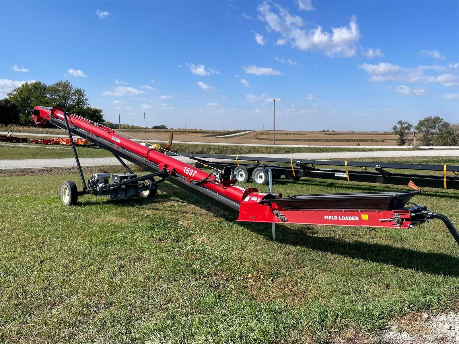2024 Universal 1537 Equipment Image0