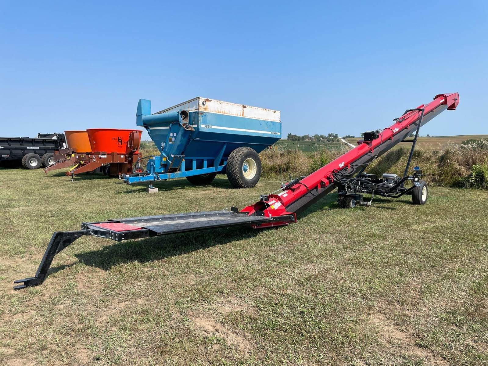 2024 Universal 1847 Equipment Image0