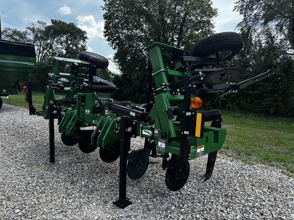 2023 Unverferth Zone-Builder 122 Equipment Image0