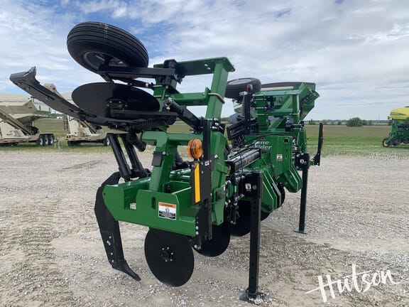 2023 Unverferth Zone-Builder 132 Equipment Image0