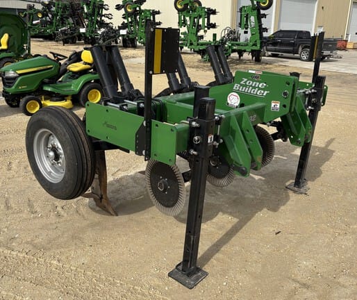 2023 Unverferth Zone-Builder 132 Image