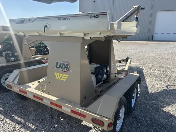 Image of Unverferth Seed Pro 210 equipment image 2