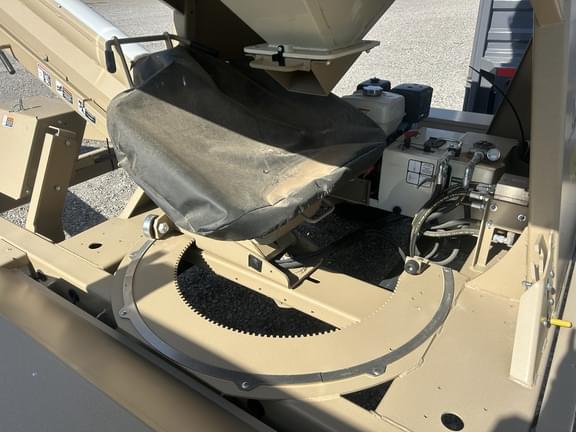 Image of Unverferth Seed Pro 210 equipment image 4