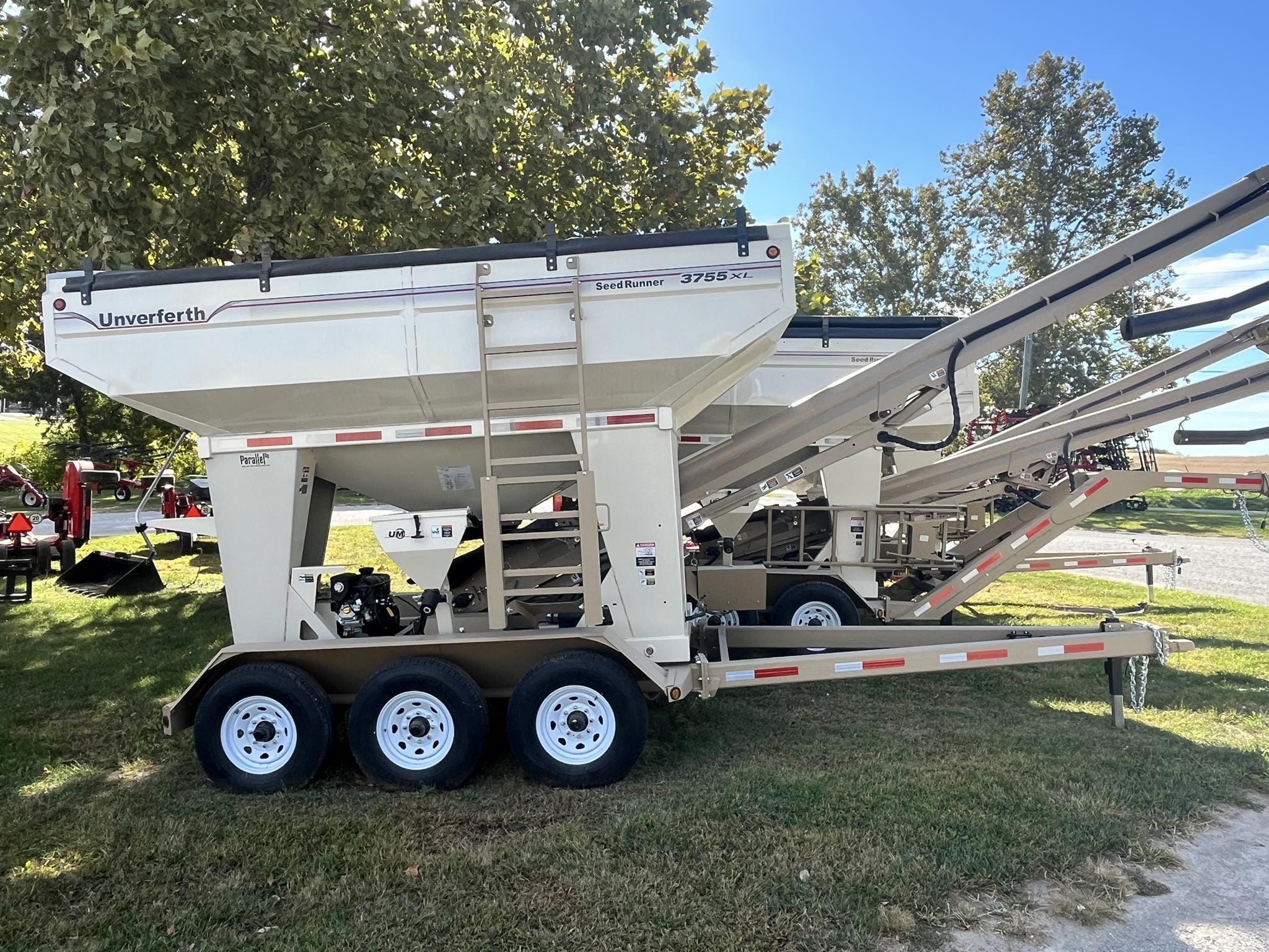 2023 Unverferth Seed Runner 3755XL Equipment Image0