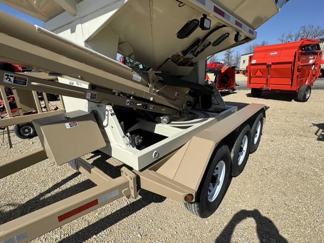 Image of Unverferth Seed Runner 3755XL equipment image 3