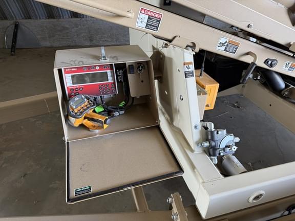 Image of Unverferth Seed Runner 3755XL equipment image 2