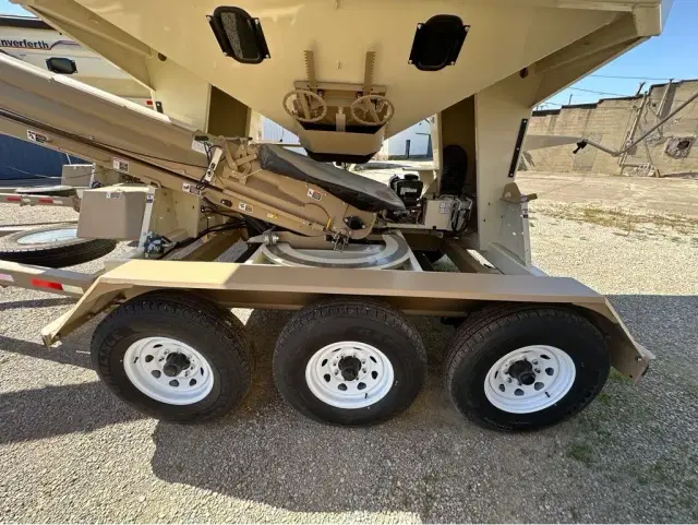 Image of Unverferth Seed Runner 3755XL equipment image 4