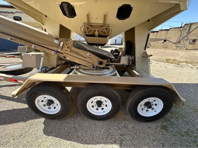 Image of Unverferth Seed Runner 3755XL equipment image 4