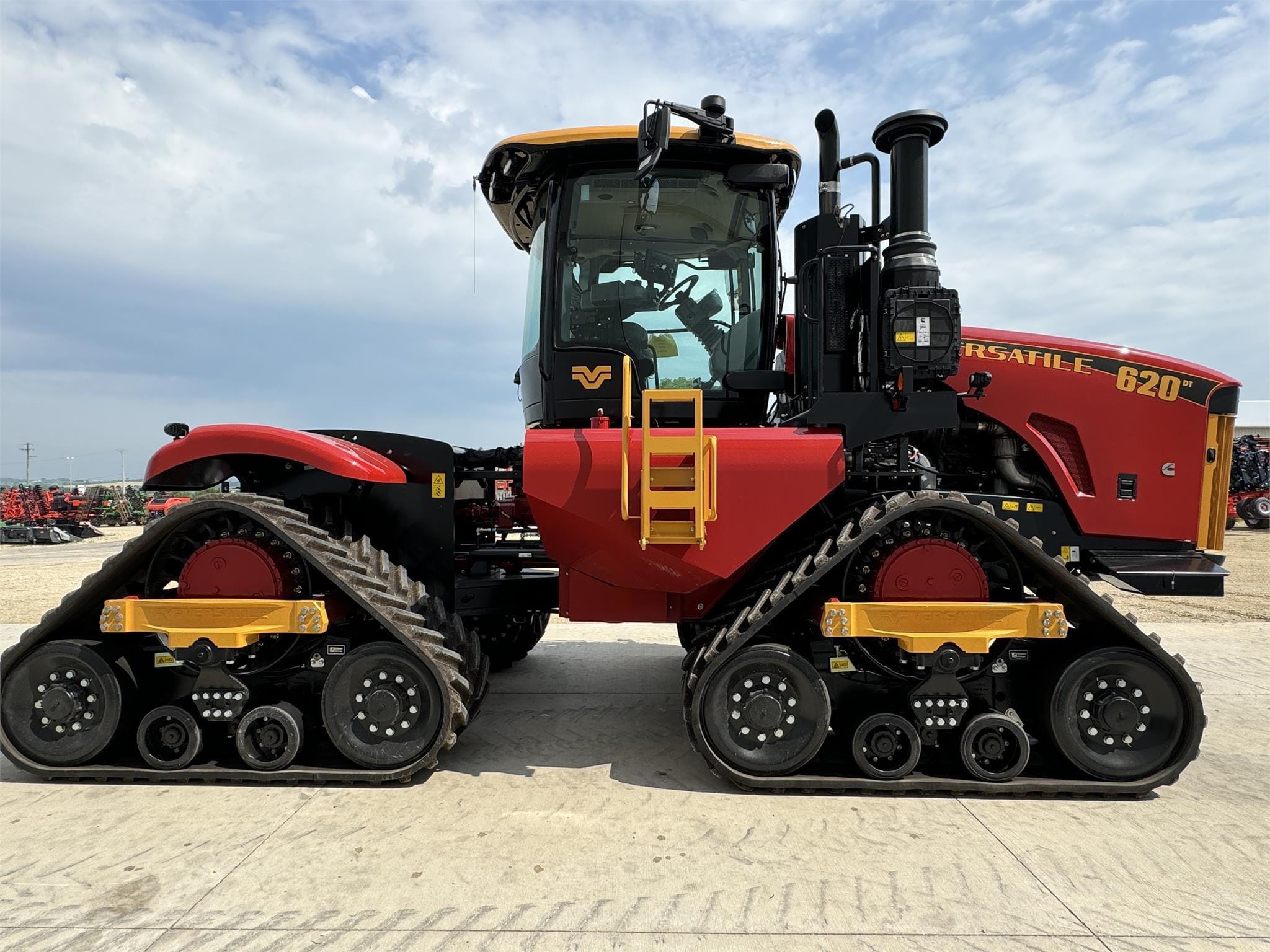 Main image Versatile 620DT