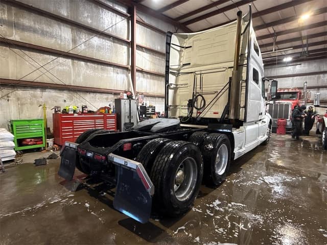 Image of Volvo VNL64T760 equipment image 4