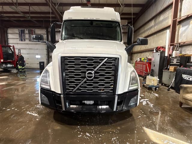 Image of Volvo VNL64T760 equipment image 1