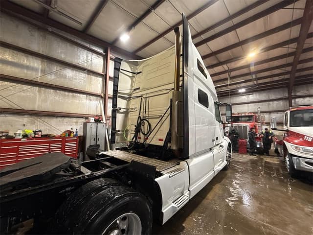 Image of Volvo VNL64T760 equipment image 3