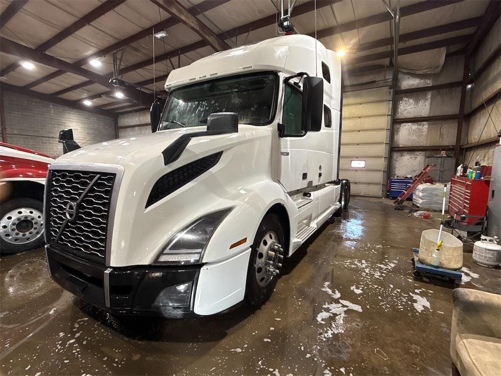 2023 Volvo VNL64T760 Equipment Image0